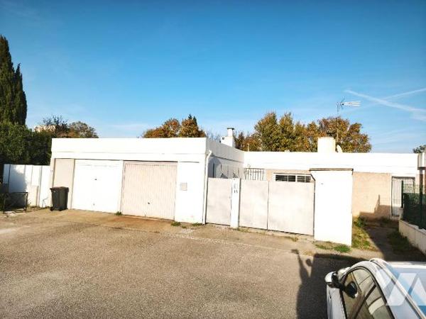 Arles, secteur Barriol maison de plain pied de 90m² comprenant: entrée, séjour, cuisine, 3 cham...