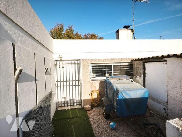 Arles, secteur Barriol maison de plain pied de 90m² comprenant: entrée, séjour, cuisine, 3 cham...