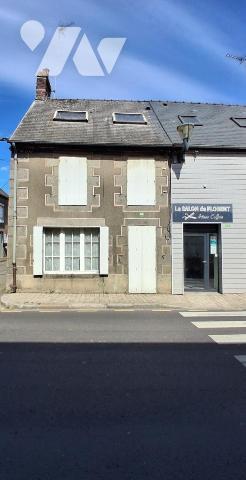 MAISON DE BOURG A RESTAURER de 6 pièces avec cour, jardin séparé et garage séparé. 