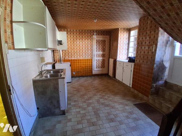 MAISON DE BOURG A RESTAURER de 6 pièces avec cour, jardin séparé et garage séparé. 