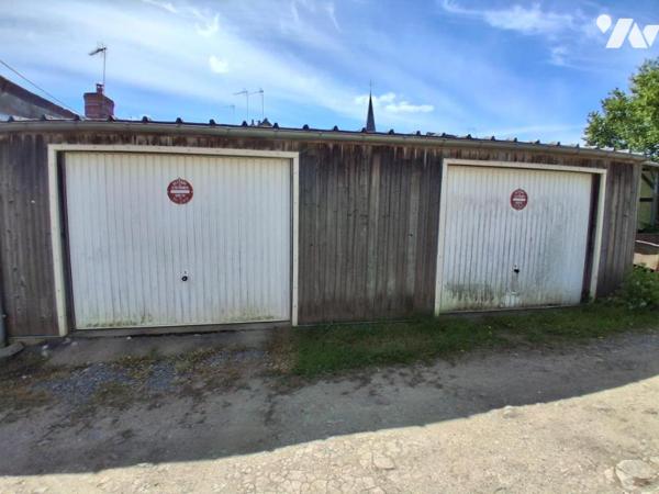 MAISON DE BOURG A RESTAURER de 6 pièces avec cour, jardin séparé et garage séparé. 