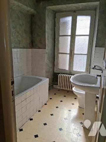 MAISON DE BOURG A RESTAURER de 6 pièces avec cour, jardin séparé et garage séparé. 
