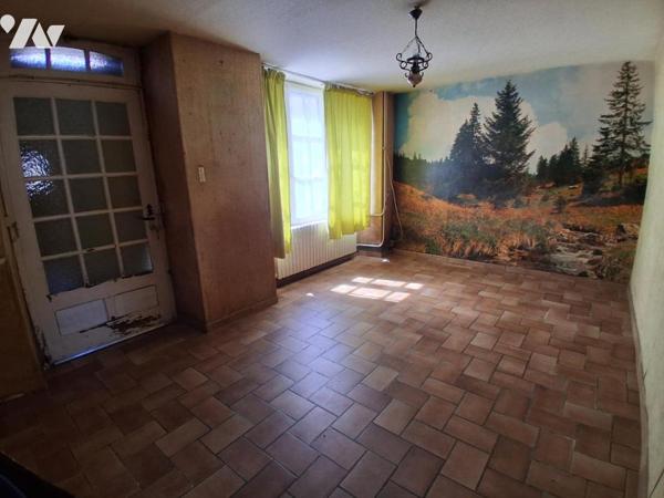 MAISON DE BOURG A RESTAURER de 6 pièces avec cour, jardin séparé et garage séparé. 