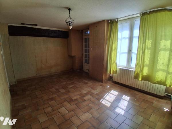 MAISON DE BOURG A RESTAURER de 6 pièces avec cour, jardin séparé et garage séparé. 