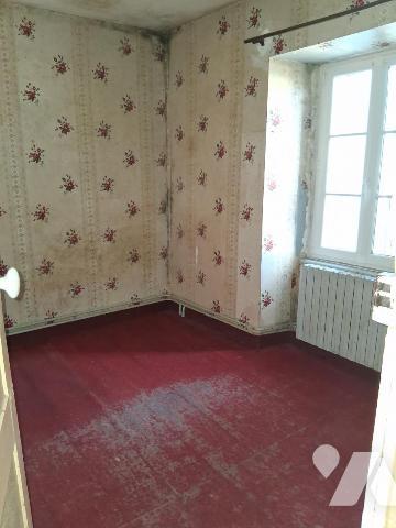 MAISON DE BOURG A RESTAURER de 6 pièces avec cour, jardin séparé et garage séparé. 