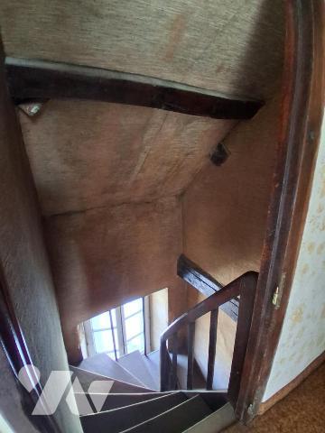 MAISON DE BOURG A RESTAURER de 6 pièces avec cour, jardin séparé et garage séparé. 
