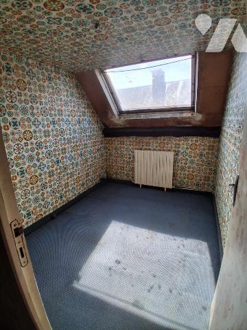 MAISON DE BOURG A RESTAURER de 6 pièces avec cour, jardin séparé et garage séparé. 