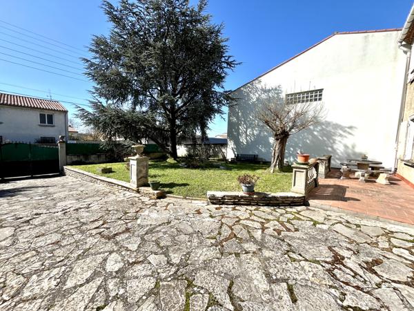 CARCASSONNE: Maison 170 m² avec jardin piscine et garage.