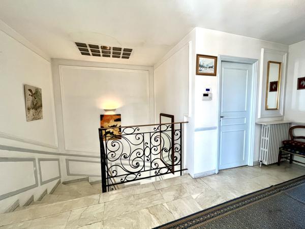 CARCASSONNE: Maison 170 m² avec jardin piscine et garage.