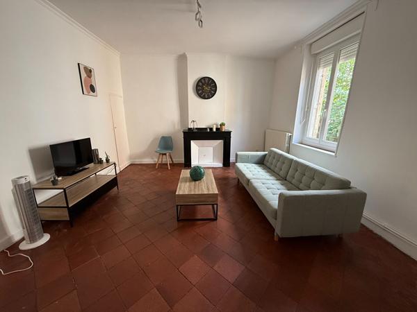 APPARTEMENT 2 CHAMBRES AVEC COUR COMMUNE A CARCASSONNE