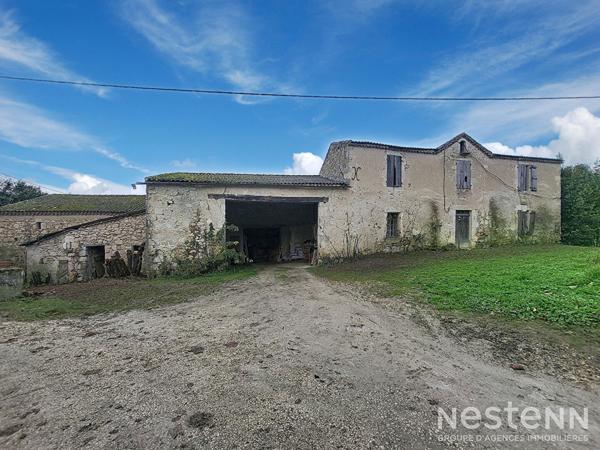 A Vendre Bâtisse en pierre à rénover entièrement d'une surface totale de 352 m² au sol dans hameau