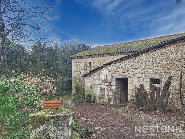 A Vendre Bâtisse en pierre à rénover entièrement d'une surface totale de 352 m² au sol dans hameau