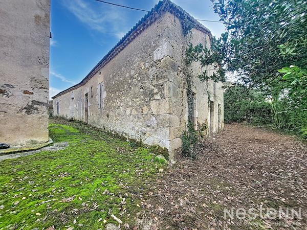 A Vendre Bâtisse en pierre à rénover entièrement d'une surface totale de 352 m² au sol dans hameau