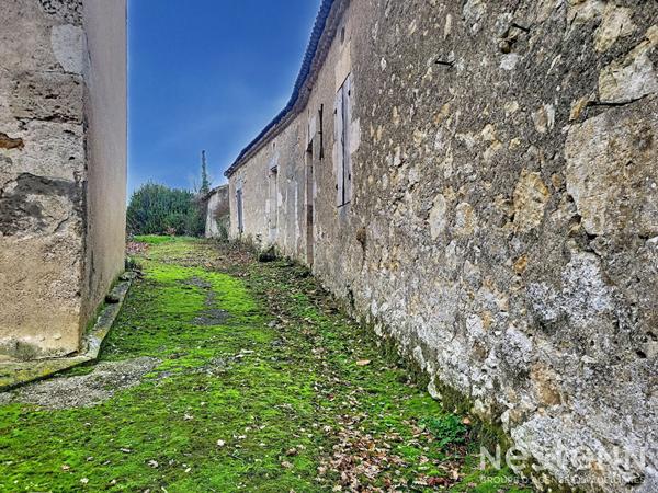 A Vendre Bâtisse en pierre à rénover entièrement d'une surface totale de 352 m² au sol dans hameau