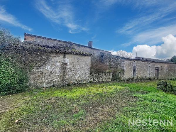 A Vendre Bâtisse en pierre à rénover entièrement d'une surface totale de 352 m² au sol dans hameau