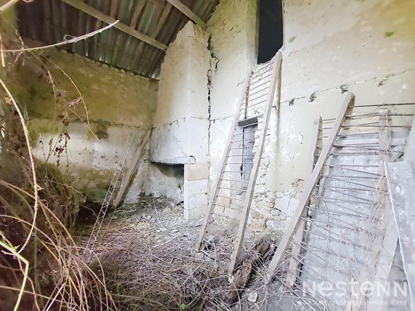 A Vendre Bâtisse en pierre à rénover entièrement d'une surface totale de 352 m² au sol dans hameau