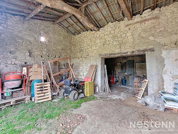 A Vendre Bâtisse en pierre à rénover entièrement d'une surface totale de 352 m² au sol dans hameau