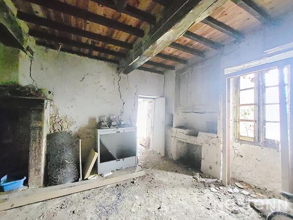 A Vendre Bâtisse en pierre à rénover entièrement d'une surface totale de 352 m² au sol dans hameau