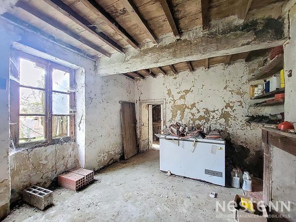 A Vendre Bâtisse en pierre à rénover entièrement d'une surface totale de 352 m² au sol dans hameau