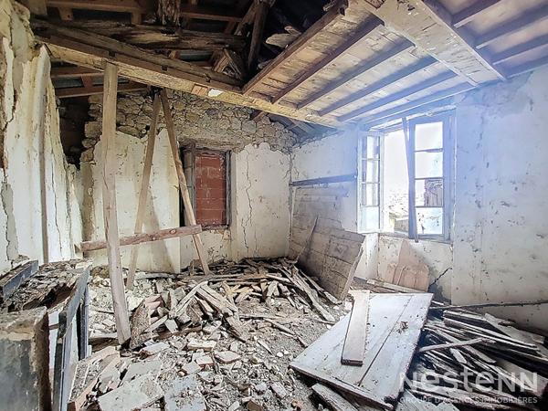 A Vendre Bâtisse en pierre à rénover entièrement d'une surface totale de 352 m² au sol dans hameau