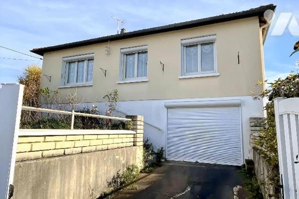 A VENDRE à CHATEL CENSOIR (89660), Un PAVILLON élevé sur sous-sol, comprenant :
- Au rez-de-ch...