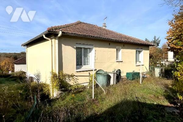 A VENDRE à CHATEL CENSOIR (89660), Un PAVILLON élevé sur sous-sol, comprenant :
- Au rez-de-ch...