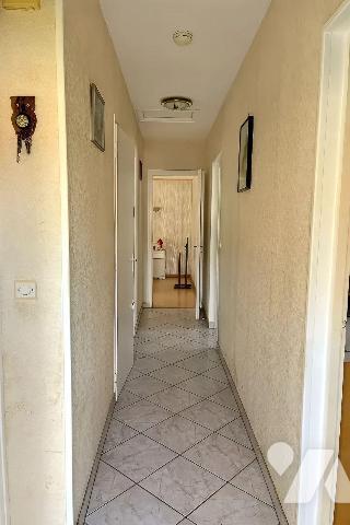 A VENDRE à CHATEL CENSOIR (89660), Un PAVILLON élevé sur sous-sol, comprenant :
- Au rez-de-ch...