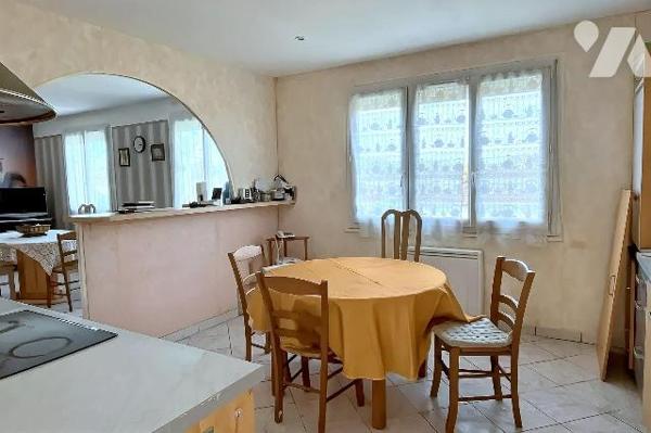 A VENDRE à CHATEL CENSOIR (89660), Un PAVILLON élevé sur sous-sol, comprenant :
- Au rez-de-ch...