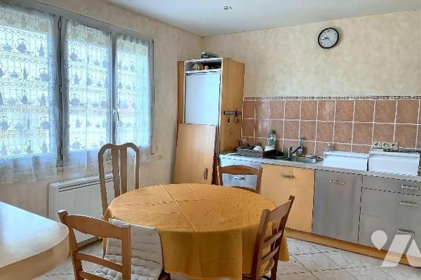 A VENDRE à CHATEL CENSOIR (89660), Un PAVILLON élevé sur sous-sol, comprenant :
- Au rez-de-ch...