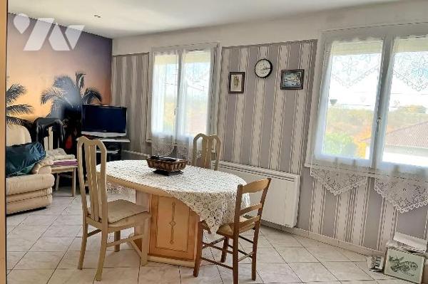 A VENDRE à CHATEL CENSOIR (89660), Un PAVILLON élevé sur sous-sol, comprenant :
- Au rez-de-ch...