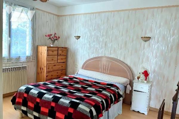 A VENDRE à CHATEL CENSOIR (89660), Un PAVILLON élevé sur sous-sol, comprenant :
- Au rez-de-ch...