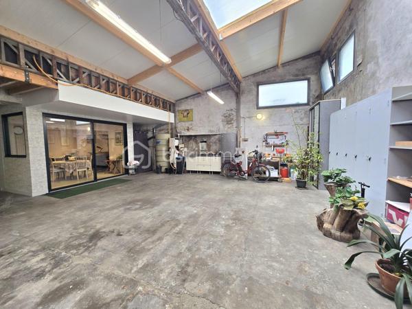 UNE MAISON T8 AUX MULTIPLES POSSIBILITÉS

Élégante par ses volumes, fonctionnelle par sa conception et soigneusement entretenue, cette maison familiale de 171 m² habitables offre une qualité de vie remarquable sur trois niveaux. 
La maison se situe à proximité des commerces et des transports. 

Dès l'entrée, le rez-de-chaussée dévoile un espace aux multiples possibilités : une grande entrée pouvant accueillir une salle d'attente, une vaste pièce avec un point d'eau, idéale pour un bureau ou une activité professionnelle, et surtout un atelier de plus de 110 m² lumineux grâce à ses ouvertures. Un espace exceptionnel pour un artisan, un artiste, un passionné ou pour du stockage. Un garage avec une porte motorisée, un WC indépendant et un accès à la cave complètent ce niveau.

À l'étage, la maison révèle un bel espace de réception composé d'un salon et d'un séjour ouverts sur une véranda chauffée avec des volets électriques, puis sur une agréable terrasse Sud-Ouest équipée d'un store banne électrique. La cuisine, récente, aménagée et équipée, s'intègre parfaitement à cet ensemble. Deux chambres avec parquet, dont une avec placard et une bénéficiant d'un accès à la terrasse, ainsi qu'une salle d'eau et un WC indépendant. 

Le dernier étage propose trois chambres supplémentaires, une salle d'eau avec WC et une buanderie pouvant être transformée en une salle de bain plus grande. 

Les prestations qui font la différence
•	171 m² habitables
•	5 chambres
•	Atelier de plus de 110 m²
•	Parquet ancien vitrifié
•	Porte sectionnelle électrique (acccès garage - atelier) 
•	Véranda chauffée avec volets électriques et terrasse avec store banne motorisé
•	Volets électriques
•	Cuisine récente aménagée et équipée
•	Chaudière à condensation récente 
•	Toiture refaite 
•	Ravalement du pignon réalisé
•	Isolation du grenier - possibilité de rangements complémentaires
•	DPE C

Un bien rare, parfaitement entretenu et bénéficiant de prestations de qualité pour un confort de vie au quotidien. 
Seule la salle d'eau au deuxième étage est à moderniser pour en révéler tout le potentiel. 

Familiale et/ou professionnelle , cette maison s'adapte à vos projets tout en offrant le confort d'une maison véritablement clé en main.

Une opportunité à découvrir sans tarder.