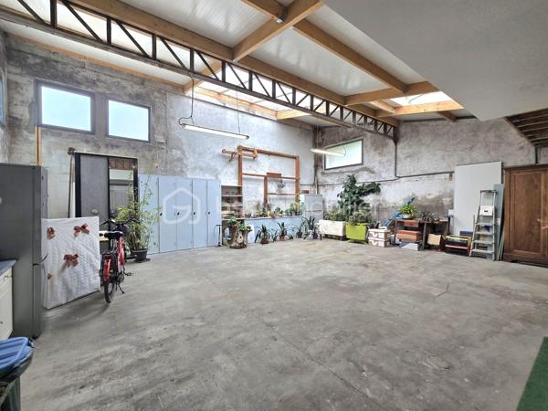 UNE MAISON T8 AUX MULTIPLES POSSIBILITÉS

Élégante par ses volumes, fonctionnelle par sa conception et soigneusement entretenue, cette maison familiale de 171 m² habitables offre une qualité de vie remarquable sur trois niveaux. 
La maison se situe à proximité des commerces et des transports. 

Dès l'entrée, le rez-de-chaussée dévoile un espace aux multiples possibilités : une grande entrée pouvant accueillir une salle d'attente, une vaste pièce avec un point d'eau, idéale pour un bureau ou une activité professionnelle, et surtout un atelier de plus de 110 m² lumineux grâce à ses ouvertures. Un espace exceptionnel pour un artisan, un artiste, un passionné ou pour du stockage. Un garage avec une porte motorisée, un WC indépendant et un accès à la cave complètent ce niveau.

À l'étage, la maison révèle un bel espace de réception composé d'un salon et d'un séjour ouverts sur une véranda chauffée avec des volets électriques, puis sur une agréable terrasse Sud-Ouest équipée d'un store banne électrique. La cuisine, récente, aménagée et équipée, s'intègre parfaitement à cet ensemble. Deux chambres avec parquet, dont une avec placard et une bénéficiant d'un accès à la terrasse, ainsi qu'une salle d'eau et un WC indépendant. 

Le dernier étage propose trois chambres supplémentaires, une salle d'eau avec WC et une buanderie pouvant être transformée en une salle de bain plus grande. 

Les prestations qui font la différence
•	171 m² habitables
•	5 chambres
•	Atelier de plus de 110 m²
•	Parquet ancien vitrifié
•	Porte sectionnelle électrique (acccès garage - atelier) 
•	Véranda chauffée avec volets électriques et terrasse avec store banne motorisé
•	Volets électriques
•	Cuisine récente aménagée et équipée
•	Chaudière à condensation récente 
•	Toiture refaite 
•	Ravalement du pignon réalisé
•	Isolation du grenier - possibilité de rangements complémentaires
•	DPE C

Un bien rare, parfaitement entretenu et bénéficiant de prestations de qualité pour un confort de vie au quotidien. 
Seule la salle d'eau au deuxième étage est à moderniser pour en révéler tout le potentiel. 

Familiale et/ou professionnelle , cette maison s'adapte à vos projets tout en offrant le confort d'une maison véritablement clé en main.

Une opportunité à découvrir sans tarder.