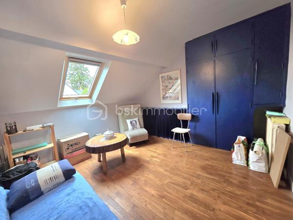 UNE MAISON T8 AUX MULTIPLES POSSIBILITÉS

Élégante par ses volumes, fonctionnelle par sa conception et soigneusement entretenue, cette maison familiale de 171 m² habitables offre une qualité de vie remarquable sur trois niveaux. 
La maison se situe à proximité des commerces et des transports. 

Dès l'entrée, le rez-de-chaussée dévoile un espace aux multiples possibilités : une grande entrée pouvant accueillir une salle d'attente, une vaste pièce avec un point d'eau, idéale pour un bureau ou une activité professionnelle, et surtout un atelier de plus de 110 m² lumineux grâce à ses ouvertures. Un espace exceptionnel pour un artisan, un artiste, un passionné ou pour du stockage. Un garage avec une porte motorisée, un WC indépendant et un accès à la cave complètent ce niveau.

À l'étage, la maison révèle un bel espace de réception composé d'un salon et d'un séjour ouverts sur une véranda chauffée avec des volets électriques, puis sur une agréable terrasse Sud-Ouest équipée d'un store banne électrique. La cuisine, récente, aménagée et équipée, s'intègre parfaitement à cet ensemble. Deux chambres avec parquet, dont une avec placard et une bénéficiant d'un accès à la terrasse, ainsi qu'une salle d'eau et un WC indépendant. 

Le dernier étage propose trois chambres supplémentaires, une salle d'eau avec WC et une buanderie pouvant être transformée en une salle de bain plus grande. 

Les prestations qui font la différence
•	171 m² habitables
•	5 chambres
•	Atelier de plus de 110 m²
•	Parquet ancien vitrifié
•	Porte sectionnelle électrique (acccès garage - atelier) 
•	Véranda chauffée avec volets électriques et terrasse avec store banne motorisé
•	Volets électriques
•	Cuisine récente aménagée et équipée
•	Chaudière à condensation récente 
•	Toiture refaite 
•	Ravalement du pignon réalisé
•	Isolation du grenier - possibilité de rangements complémentaires
•	DPE C

Un bien rare, parfaitement entretenu et bénéficiant de prestations de qualité pour un confort de vie au quotidien. 
Seule la salle d'eau au deuxième étage est à moderniser pour en révéler tout le potentiel. 

Familiale et/ou professionnelle , cette maison s'adapte à vos projets tout en offrant le confort d'une maison véritablement clé en main.

Une opportunité à découvrir sans tarder.