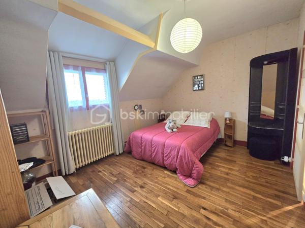 UNE MAISON T8 AUX MULTIPLES POSSIBILITÉS

Élégante par ses volumes, fonctionnelle par sa conception et soigneusement entretenue, cette maison familiale de 171 m² habitables offre une qualité de vie remarquable sur trois niveaux. 
La maison se situe à proximité des commerces et des transports. 

Dès l'entrée, le rez-de-chaussée dévoile un espace aux multiples possibilités : une grande entrée pouvant accueillir une salle d'attente, une vaste pièce avec un point d'eau, idéale pour un bureau ou une activité professionnelle, et surtout un atelier de plus de 110 m² lumineux grâce à ses ouvertures. Un espace exceptionnel pour un artisan, un artiste, un passionné ou pour du stockage. Un garage avec une porte motorisée, un WC indépendant et un accès à la cave complètent ce niveau.

À l'étage, la maison révèle un bel espace de réception composé d'un salon et d'un séjour ouverts sur une véranda chauffée avec des volets électriques, puis sur une agréable terrasse Sud-Ouest équipée d'un store banne électrique. La cuisine, récente, aménagée et équipée, s'intègre parfaitement à cet ensemble. Deux chambres avec parquet, dont une avec placard et une bénéficiant d'un accès à la terrasse, ainsi qu'une salle d'eau et un WC indépendant. 

Le dernier étage propose trois chambres supplémentaires, une salle d'eau avec WC et une buanderie pouvant être transformée en une salle de bain plus grande. 

Les prestations qui font la différence
•	171 m² habitables
•	5 chambres
•	Atelier de plus de 110 m²
•	Parquet ancien vitrifié
•	Porte sectionnelle électrique (acccès garage - atelier) 
•	Véranda chauffée avec volets électriques et terrasse avec store banne motorisé
•	Volets électriques
•	Cuisine récente aménagée et équipée
•	Chaudière à condensation récente 
•	Toiture refaite 
•	Ravalement du pignon réalisé
•	Isolation du grenier - possibilité de rangements complémentaires
•	DPE C

Un bien rare, parfaitement entretenu et bénéficiant de prestations de qualité pour un confort de vie au quotidien. 
Seule la salle d'eau au deuxième étage est à moderniser pour en révéler tout le potentiel. 

Familiale et/ou professionnelle , cette maison s'adapte à vos projets tout en offrant le confort d'une maison véritablement clé en main.

Une opportunité à découvrir sans tarder.