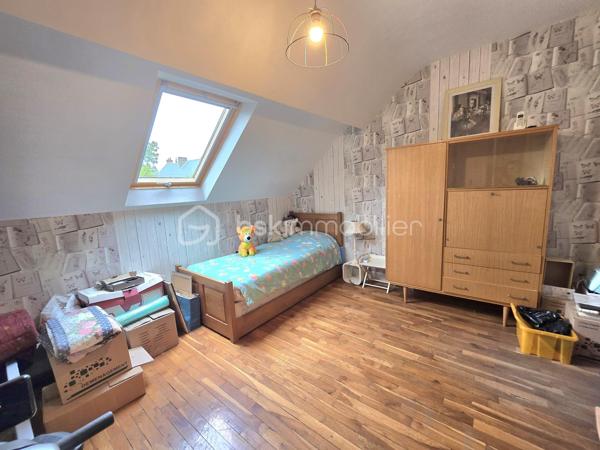 UNE MAISON T8 AUX MULTIPLES POSSIBILITÉS

Élégante par ses volumes, fonctionnelle par sa conception et soigneusement entretenue, cette maison familiale de 171 m² habitables offre une qualité de vie remarquable sur trois niveaux. 
La maison se situe à proximité des commerces et des transports. 

Dès l'entrée, le rez-de-chaussée dévoile un espace aux multiples possibilités : une grande entrée pouvant accueillir une salle d'attente, une vaste pièce avec un point d'eau, idéale pour un bureau ou une activité professionnelle, et surtout un atelier de plus de 110 m² lumineux grâce à ses ouvertures. Un espace exceptionnel pour un artisan, un artiste, un passionné ou pour du stockage. Un garage avec une porte motorisée, un WC indépendant et un accès à la cave complètent ce niveau.

À l'étage, la maison révèle un bel espace de réception composé d'un salon et d'un séjour ouverts sur une véranda chauffée avec des volets électriques, puis sur une agréable terrasse Sud-Ouest équipée d'un store banne électrique. La cuisine, récente, aménagée et équipée, s'intègre parfaitement à cet ensemble. Deux chambres avec parquet, dont une avec placard et une bénéficiant d'un accès à la terrasse, ainsi qu'une salle d'eau et un WC indépendant. 

Le dernier étage propose trois chambres supplémentaires, une salle d'eau avec WC et une buanderie pouvant être transformée en une salle de bain plus grande. 

Les prestations qui font la différence
•	171 m² habitables
•	5 chambres
•	Atelier de plus de 110 m²
•	Parquet ancien vitrifié
•	Porte sectionnelle électrique (acccès garage - atelier) 
•	Véranda chauffée avec volets électriques et terrasse avec store banne motorisé
•	Volets électriques
•	Cuisine récente aménagée et équipée
•	Chaudière à condensation récente 
•	Toiture refaite 
•	Ravalement du pignon réalisé
•	Isolation du grenier - possibilité de rangements complémentaires
•	DPE C

Un bien rare, parfaitement entretenu et bénéficiant de prestations de qualité pour un confort de vie au quotidien. 
Seule la salle d'eau au deuxième étage est à moderniser pour en révéler tout le potentiel. 

Familiale et/ou professionnelle , cette maison s'adapte à vos projets tout en offrant le confort d'une maison véritablement clé en main.

Une opportunité à découvrir sans tarder.