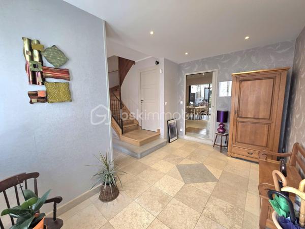 UNE MAISON T8 AUX MULTIPLES POSSIBILITÉS

Élégante par ses volumes, fonctionnelle par sa conception et soigneusement entretenue, cette maison familiale de 171 m² habitables offre une qualité de vie remarquable sur trois niveaux. 
La maison se situe à proximité des commerces et des transports. 

Dès l'entrée, le rez-de-chaussée dévoile un espace aux multiples possibilités : une grande entrée pouvant accueillir une salle d'attente, une vaste pièce avec un point d'eau, idéale pour un bureau ou une activité professionnelle, et surtout un atelier de plus de 110 m² lumineux grâce à ses ouvertures. Un espace exceptionnel pour un artisan, un artiste, un passionné ou pour du stockage. Un garage avec une porte motorisée, un WC indépendant et un accès à la cave complètent ce niveau.

À l'étage, la maison révèle un bel espace de réception composé d'un salon et d'un séjour ouverts sur une véranda chauffée avec des volets électriques, puis sur une agréable terrasse Sud-Ouest équipée d'un store banne électrique. La cuisine, récente, aménagée et équipée, s'intègre parfaitement à cet ensemble. Deux chambres avec parquet, dont une avec placard et une bénéficiant d'un accès à la terrasse, ainsi qu'une salle d'eau et un WC indépendant. 

Le dernier étage propose trois chambres supplémentaires, une salle d'eau avec WC et une buanderie pouvant être transformée en une salle de bain plus grande. 

Les prestations qui font la différence
•	171 m² habitables
•	5 chambres
•	Atelier de plus de 110 m²
•	Parquet ancien vitrifié
•	Porte sectionnelle électrique (acccès garage - atelier) 
•	Véranda chauffée avec volets électriques et terrasse avec store banne motorisé
•	Volets électriques
•	Cuisine récente aménagée et équipée
•	Chaudière à condensation récente 
•	Toiture refaite 
•	Ravalement du pignon réalisé
•	Isolation du grenier - possibilité de rangements complémentaires
•	DPE C

Un bien rare, parfaitement entretenu et bénéficiant de prestations de qualité pour un confort de vie au quotidien. 
Seule la salle d'eau au deuxième étage est à moderniser pour en révéler tout le potentiel. 

Familiale et/ou professionnelle , cette maison s'adapte à vos projets tout en offrant le confort d'une maison véritablement clé en main.

Une opportunité à découvrir sans tarder.