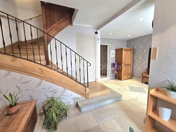 UNE MAISON T8 AUX MULTIPLES POSSIBILITÉS

Élégante par ses volumes, fonctionnelle par sa conception et soigneusement entretenue, cette maison familiale de 171 m² habitables offre une qualité de vie remarquable sur trois niveaux. 
La maison se situe à proximité des commerces et des transports. 

Dès l'entrée, le rez-de-chaussée dévoile un espace aux multiples possibilités : une grande entrée pouvant accueillir une salle d'attente, une vaste pièce avec un point d'eau, idéale pour un bureau ou une activité professionnelle, et surtout un atelier de plus de 110 m² lumineux grâce à ses ouvertures. Un espace exceptionnel pour un artisan, un artiste, un passionné ou pour du stockage. Un garage avec une porte motorisée, un WC indépendant et un accès à la cave complètent ce niveau.

À l'étage, la maison révèle un bel espace de réception composé d'un salon et d'un séjour ouverts sur une véranda chauffée avec des volets électriques, puis sur une agréable terrasse Sud-Ouest équipée d'un store banne électrique. La cuisine, récente, aménagée et équipée, s'intègre parfaitement à cet ensemble. Deux chambres avec parquet, dont une avec placard et une bénéficiant d'un accès à la terrasse, ainsi qu'une salle d'eau et un WC indépendant. 

Le dernier étage propose trois chambres supplémentaires, une salle d'eau avec WC et une buanderie pouvant être transformée en une salle de bain plus grande. 

Les prestations qui font la différence
•	171 m² habitables
•	5 chambres
•	Atelier de plus de 110 m²
•	Parquet ancien vitrifié
•	Porte sectionnelle électrique (acccès garage - atelier) 
•	Véranda chauffée avec volets électriques et terrasse avec store banne motorisé
•	Volets électriques
•	Cuisine récente aménagée et équipée
•	Chaudière à condensation récente 
•	Toiture refaite 
•	Ravalement du pignon réalisé
•	Isolation du grenier - possibilité de rangements complémentaires
•	DPE C

Un bien rare, parfaitement entretenu et bénéficiant de prestations de qualité pour un confort de vie au quotidien. 
Seule la salle d'eau au deuxième étage est à moderniser pour en révéler tout le potentiel. 

Familiale et/ou professionnelle , cette maison s'adapte à vos projets tout en offrant le confort d'une maison véritablement clé en main.

Une opportunité à découvrir sans tarder.