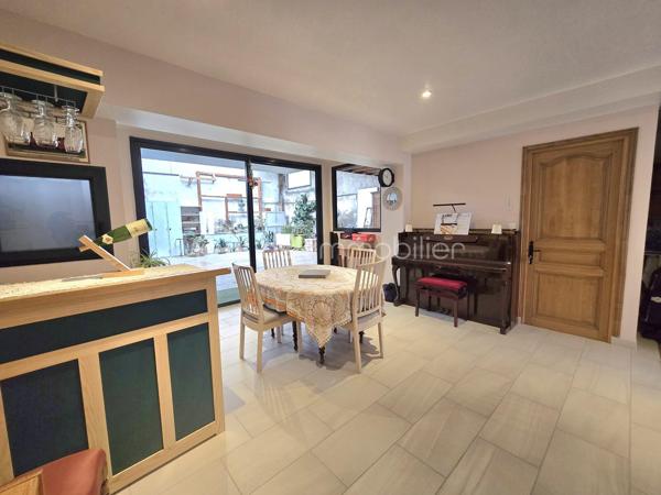 UNE MAISON T8 AUX MULTIPLES POSSIBILITÉS

Élégante par ses volumes, fonctionnelle par sa conception et soigneusement entretenue, cette maison familiale de 171 m² habitables offre une qualité de vie remarquable sur trois niveaux. 
La maison se situe à proximité des commerces et des transports. 

Dès l'entrée, le rez-de-chaussée dévoile un espace aux multiples possibilités : une grande entrée pouvant accueillir une salle d'attente, une vaste pièce avec un point d'eau, idéale pour un bureau ou une activité professionnelle, et surtout un atelier de plus de 110 m² lumineux grâce à ses ouvertures. Un espace exceptionnel pour un artisan, un artiste, un passionné ou pour du stockage. Un garage avec une porte motorisée, un WC indépendant et un accès à la cave complètent ce niveau.

À l'étage, la maison révèle un bel espace de réception composé d'un salon et d'un séjour ouverts sur une véranda chauffée avec des volets électriques, puis sur une agréable terrasse Sud-Ouest équipée d'un store banne électrique. La cuisine, récente, aménagée et équipée, s'intègre parfaitement à cet ensemble. Deux chambres avec parquet, dont une avec placard et une bénéficiant d'un accès à la terrasse, ainsi qu'une salle d'eau et un WC indépendant. 

Le dernier étage propose trois chambres supplémentaires, une salle d'eau avec WC et une buanderie pouvant être transformée en une salle de bain plus grande. 

Les prestations qui font la différence
•	171 m² habitables
•	5 chambres
•	Atelier de plus de 110 m²
•	Parquet ancien vitrifié
•	Porte sectionnelle électrique (acccès garage - atelier) 
•	Véranda chauffée avec volets électriques et terrasse avec store banne motorisé
•	Volets électriques
•	Cuisine récente aménagée et équipée
•	Chaudière à condensation récente 
•	Toiture refaite 
•	Ravalement du pignon réalisé
•	Isolation du grenier - possibilité de rangements complémentaires
•	DPE C

Un bien rare, parfaitement entretenu et bénéficiant de prestations de qualité pour un confort de vie au quotidien. 
Seule la salle d'eau au deuxième étage est à moderniser pour en révéler tout le potentiel. 

Familiale et/ou professionnelle , cette maison s'adapte à vos projets tout en offrant le confort d'une maison véritablement clé en main.

Une opportunité à découvrir sans tarder.