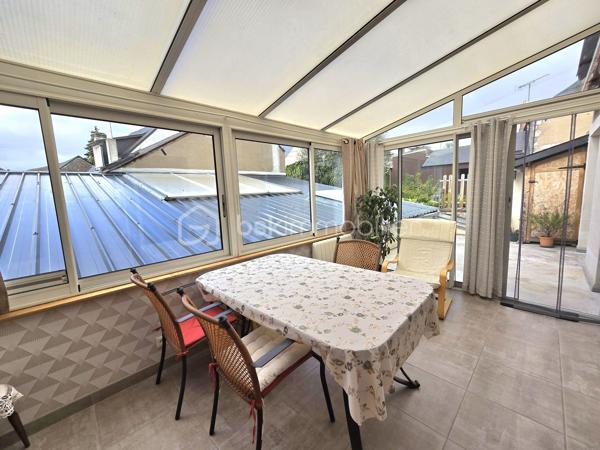 UNE MAISON T8 AUX MULTIPLES POSSIBILITÉS

Élégante par ses volumes, fonctionnelle par sa conception et soigneusement entretenue, cette maison familiale de 171 m² habitables offre une qualité de vie remarquable sur trois niveaux. 
La maison se situe à proximité des commerces et des transports. 

Dès l'entrée, le rez-de-chaussée dévoile un espace aux multiples possibilités : une grande entrée pouvant accueillir une salle d'attente, une vaste pièce avec un point d'eau, idéale pour un bureau ou une activité professionnelle, et surtout un atelier de plus de 110 m² lumineux grâce à ses ouvertures. Un espace exceptionnel pour un artisan, un artiste, un passionné ou pour du stockage. Un garage avec une porte motorisée, un WC indépendant et un accès à la cave complètent ce niveau.

À l'étage, la maison révèle un bel espace de réception composé d'un salon et d'un séjour ouverts sur une véranda chauffée avec des volets électriques, puis sur une agréable terrasse Sud-Ouest équipée d'un store banne électrique. La cuisine, récente, aménagée et équipée, s'intègre parfaitement à cet ensemble. Deux chambres avec parquet, dont une avec placard et une bénéficiant d'un accès à la terrasse, ainsi qu'une salle d'eau et un WC indépendant. 

Le dernier étage propose trois chambres supplémentaires, une salle d'eau avec WC et une buanderie pouvant être transformée en une salle de bain plus grande. 

Les prestations qui font la différence
•	171 m² habitables
•	5 chambres
•	Atelier de plus de 110 m²
•	Parquet ancien vitrifié
•	Porte sectionnelle électrique (acccès garage - atelier) 
•	Véranda chauffée avec volets électriques et terrasse avec store banne motorisé
•	Volets électriques
•	Cuisine récente aménagée et équipée
•	Chaudière à condensation récente 
•	Toiture refaite 
•	Ravalement du pignon réalisé
•	Isolation du grenier - possibilité de rangements complémentaires
•	DPE C

Un bien rare, parfaitement entretenu et bénéficiant de prestations de qualité pour un confort de vie au quotidien. 
Seule la salle d'eau au deuxième étage est à moderniser pour en révéler tout le potentiel. 

Familiale et/ou professionnelle , cette maison s'adapte à vos projets tout en offrant le confort d'une maison véritablement clé en main.

Une opportunité à découvrir sans tarder.