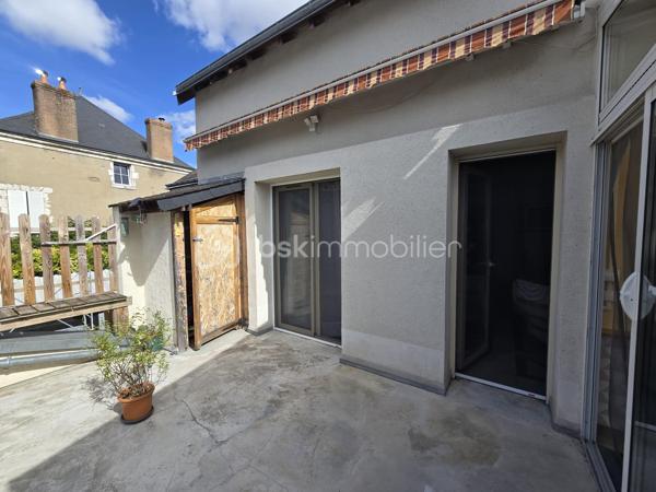 UNE MAISON T8 AUX MULTIPLES POSSIBILITÉS

Élégante par ses volumes, fonctionnelle par sa conception et soigneusement entretenue, cette maison familiale de 171 m² habitables offre une qualité de vie remarquable sur trois niveaux. 
La maison se situe à proximité des commerces et des transports. 

Dès l'entrée, le rez-de-chaussée dévoile un espace aux multiples possibilités : une grande entrée pouvant accueillir une salle d'attente, une vaste pièce avec un point d'eau, idéale pour un bureau ou une activité professionnelle, et surtout un atelier de plus de 110 m² lumineux grâce à ses ouvertures. Un espace exceptionnel pour un artisan, un artiste, un passionné ou pour du stockage. Un garage avec une porte motorisée, un WC indépendant et un accès à la cave complètent ce niveau.

À l'étage, la maison révèle un bel espace de réception composé d'un salon et d'un séjour ouverts sur une véranda chauffée avec des volets électriques, puis sur une agréable terrasse Sud-Ouest équipée d'un store banne électrique. La cuisine, récente, aménagée et équipée, s'intègre parfaitement à cet ensemble. Deux chambres avec parquet, dont une avec placard et une bénéficiant d'un accès à la terrasse, ainsi qu'une salle d'eau et un WC indépendant. 

Le dernier étage propose trois chambres supplémentaires, une salle d'eau avec WC et une buanderie pouvant être transformée en une salle de bain plus grande. 

Les prestations qui font la différence
•	171 m² habitables
•	5 chambres
•	Atelier de plus de 110 m²
•	Parquet ancien vitrifié
•	Porte sectionnelle électrique (acccès garage - atelier) 
•	Véranda chauffée avec volets électriques et terrasse avec store banne motorisé
•	Volets électriques
•	Cuisine récente aménagée et équipée
•	Chaudière à condensation récente 
•	Toiture refaite 
•	Ravalement du pignon réalisé
•	Isolation du grenier - possibilité de rangements complémentaires
•	DPE C

Un bien rare, parfaitement entretenu et bénéficiant de prestations de qualité pour un confort de vie au quotidien. 
Seule la salle d'eau au deuxième étage est à moderniser pour en révéler tout le potentiel. 

Familiale et/ou professionnelle , cette maison s'adapte à vos projets tout en offrant le confort d'une maison véritablement clé en main.

Une opportunité à découvrir sans tarder.