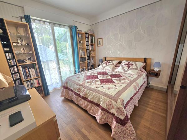 UNE MAISON T8 AUX MULTIPLES POSSIBILITÉS

Élégante par ses volumes, fonctionnelle par sa conception et soigneusement entretenue, cette maison familiale de 171 m² habitables offre une qualité de vie remarquable sur trois niveaux. 
La maison se situe à proximité des commerces et des transports. 

Dès l'entrée, le rez-de-chaussée dévoile un espace aux multiples possibilités : une grande entrée pouvant accueillir une salle d'attente, une vaste pièce avec un point d'eau, idéale pour un bureau ou une activité professionnelle, et surtout un atelier de plus de 110 m² lumineux grâce à ses ouvertures. Un espace exceptionnel pour un artisan, un artiste, un passionné ou pour du stockage. Un garage avec une porte motorisée, un WC indépendant et un accès à la cave complètent ce niveau.

À l'étage, la maison révèle un bel espace de réception composé d'un salon et d'un séjour ouverts sur une véranda chauffée avec des volets électriques, puis sur une agréable terrasse Sud-Ouest équipée d'un store banne électrique. La cuisine, récente, aménagée et équipée, s'intègre parfaitement à cet ensemble. Deux chambres avec parquet, dont une avec placard et une bénéficiant d'un accès à la terrasse, ainsi qu'une salle d'eau et un WC indépendant. 

Le dernier étage propose trois chambres supplémentaires, une salle d'eau avec WC et une buanderie pouvant être transformée en une salle de bain plus grande. 

Les prestations qui font la différence
•	171 m² habitables
•	5 chambres
•	Atelier de plus de 110 m²
•	Parquet ancien vitrifié
•	Porte sectionnelle électrique (acccès garage - atelier) 
•	Véranda chauffée avec volets électriques et terrasse avec store banne motorisé
•	Volets électriques
•	Cuisine récente aménagée et équipée
•	Chaudière à condensation récente 
•	Toiture refaite 
•	Ravalement du pignon réalisé
•	Isolation du grenier - possibilité de rangements complémentaires
•	DPE C

Un bien rare, parfaitement entretenu et bénéficiant de prestations de qualité pour un confort de vie au quotidien. 
Seule la salle d'eau au deuxième étage est à moderniser pour en révéler tout le potentiel. 

Familiale et/ou professionnelle , cette maison s'adapte à vos projets tout en offrant le confort d'une maison véritablement clé en main.

Une opportunité à découvrir sans tarder.