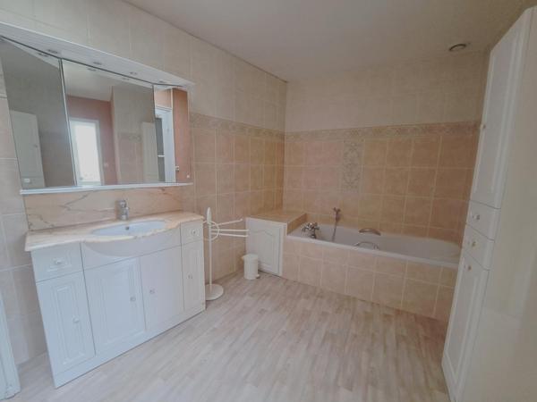 Maison à LE MELE-SUR-SARTHE, 61170 - 10 pièces 160m²