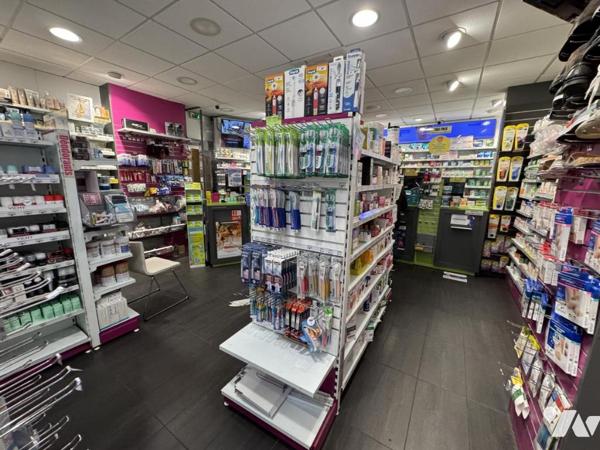 PARIS 15 / BIR-HAKEIM - MURS COMMERCIAUX LOUÉS PHARMACIE FACE AU MÉTRO + SOUS-SOL