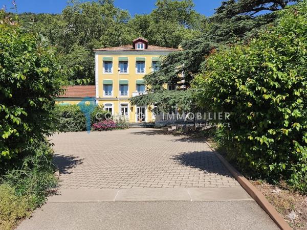 Propriete
                                                                                                                                                                                                                                                                                                                        40 pièce(s)                                                                                                                                                                                                          30 chambre(s)                                                                                                                                                                                                          2000  m²