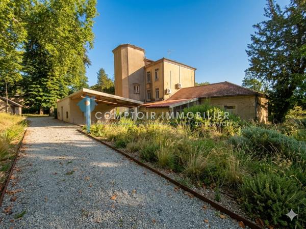 Propriete
                                                                                                                                                                                                                                                                                                                        40 pièce(s)                                                                                                                                                                                                          30 chambre(s)                                                                                                                                                                                                          2000  m²