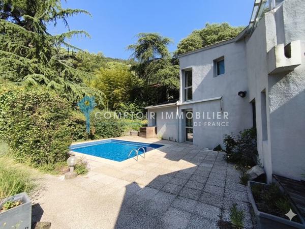 Propriete
                                                                                                                                                                                                                                                                                                                        40 pièce(s)                                                                                                                                                                                                          30 chambre(s)                                                                                                                                                                                                          2000  m²