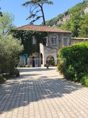 Propriete
                                                                                                                                                                                                                                                                                                                        40 pièce(s)                                                                                                                                                                                                          30 chambre(s)                                                                                                                                                                                                          2000  m²