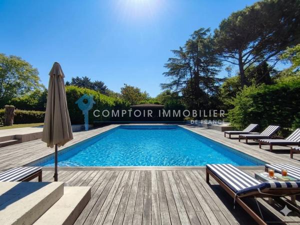 Propriete
                                                                                                                                                                                                                                                                                                                        40 pièce(s)                                                                                                                                                                                                          30 chambre(s)                                                                                                                                                                                                          2000  m²