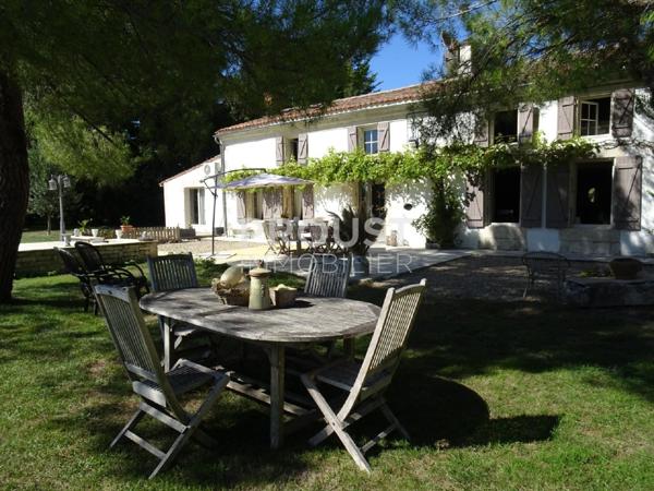 magnifique maison en pierre avec 5 chambres, piscine, terrain de 7600 m². secteur sud de niort.